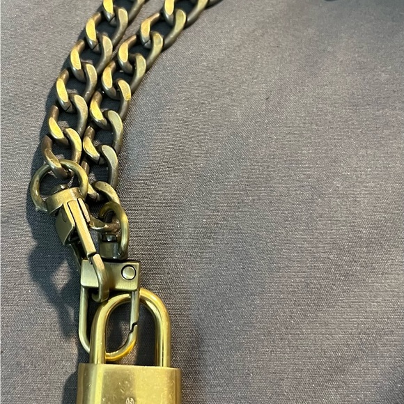 Louis Vuitton Lock with key and unbranded chain - Picture 4 of 4